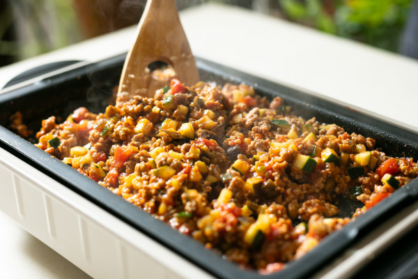 リクエスト トルティーヤ ひき肉ライス巻きトルティーヤ トルティーヤが食べたいとリクエスト、何巻いても大丈夫と言われたので、ひき肉を炒めて、カレー粉とケチャップで味付け、最後にご飯入れて中の具にしてみました🎵いつもこごとく、具を入れ過ぎて巻いてもギリギリ