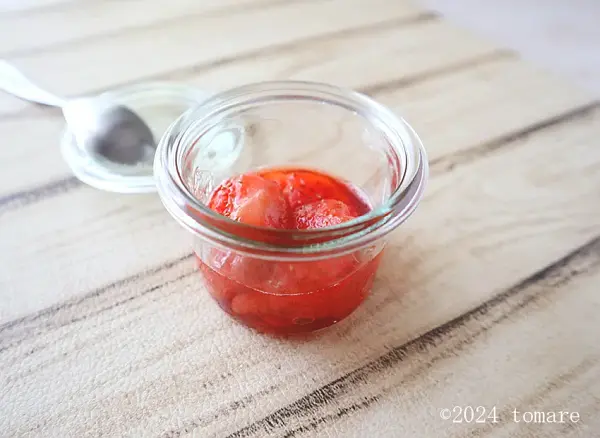 イチゴのコンポートライムとアニスの香り フロマージュブランとパッションフルーツとフリュイエキゾチックソース