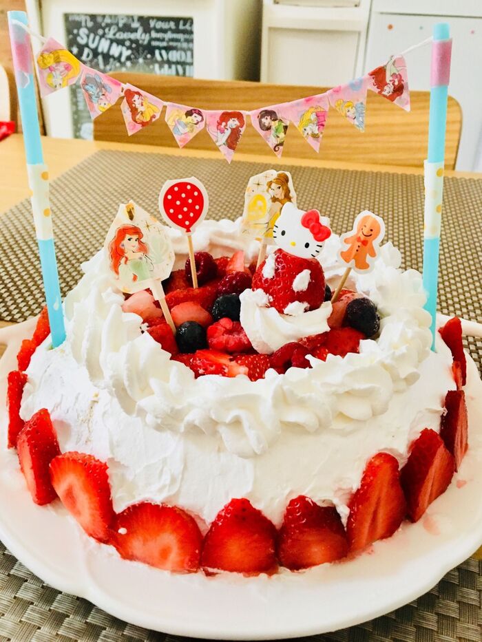 お誕生日の飾り付けに！ガーランドとケーキトッパーの無料テンプレートARCH DAYS