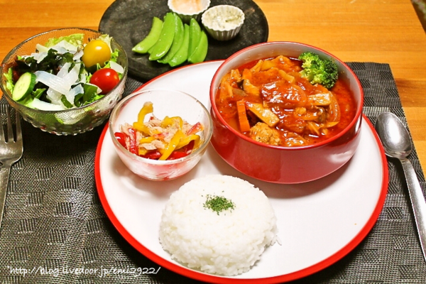 夜ご飯 📝 献立 ＊ミートボールのトマト煮 ＊ポテトサラダ ＊野菜サラダ ＊パン 半分こ＊🍓🥝 写真撮る時間をくれない💦並べた瞬間手がのびる息子〜〜🤣 📝 ミートボールのトマト煮 → トマトの旨味たっぷりのミートボールに、 チーズをのせて焼きました！ トマトと