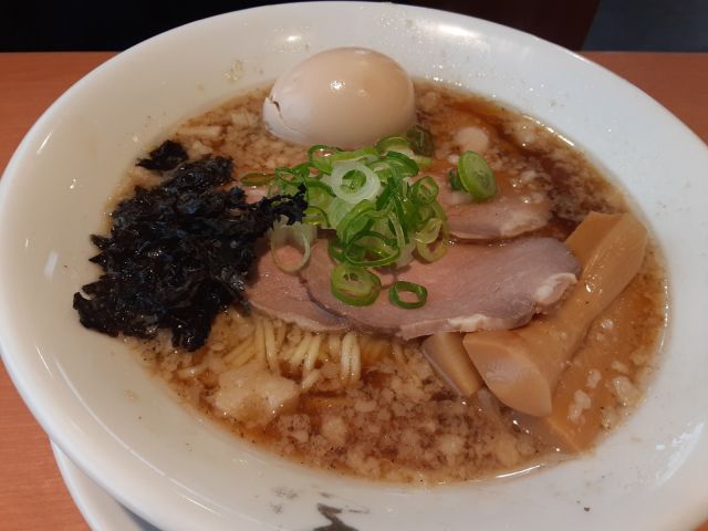 らぁ麺さくら田では、📅 2024年12月26日から31日の期間中、⏰ 営業時間を3時間延長いたします！通常は24時00分閉店のところ、この期間中は🍜 **午前11時00分から翌午前3時 27時00分 **まで営業いたします✨。深夜遅くまで営業しておりますので、🌙 今年最後のラーメン