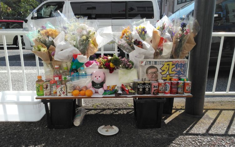 仲本工事さん“置き去り報道”妻が友人と亡き骸を撮影 際立つ“年下妻仲間”加藤綾菜との差 3ページ目女性自身