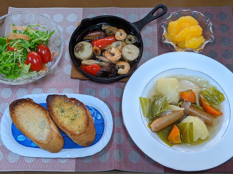 ボルシチ🍷 ＊献立＊ ・ボルシチ ・フランスパン ・きのこのアヒージョ ・おからサラダ ・ソーセージ ・オクラのグリル 七久里農園さんから立派なビーツを沢山いただいたので まずは定番ボルシチを ！ めっちゃ美味しくて2人でペロリ😂 いただいたビーツが甘くて本当に