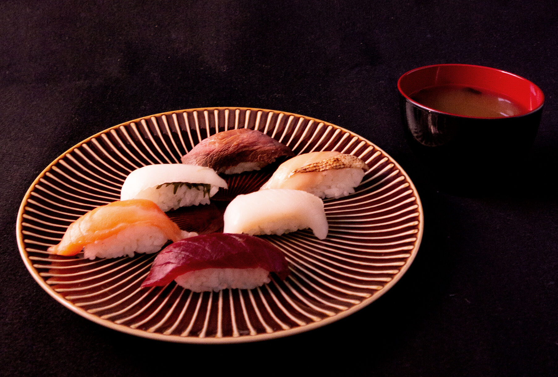 盛り付けセンスをアップしたい人必見！カラー別に見るお皿の特徴 - 大阪でケータリングならデリクック