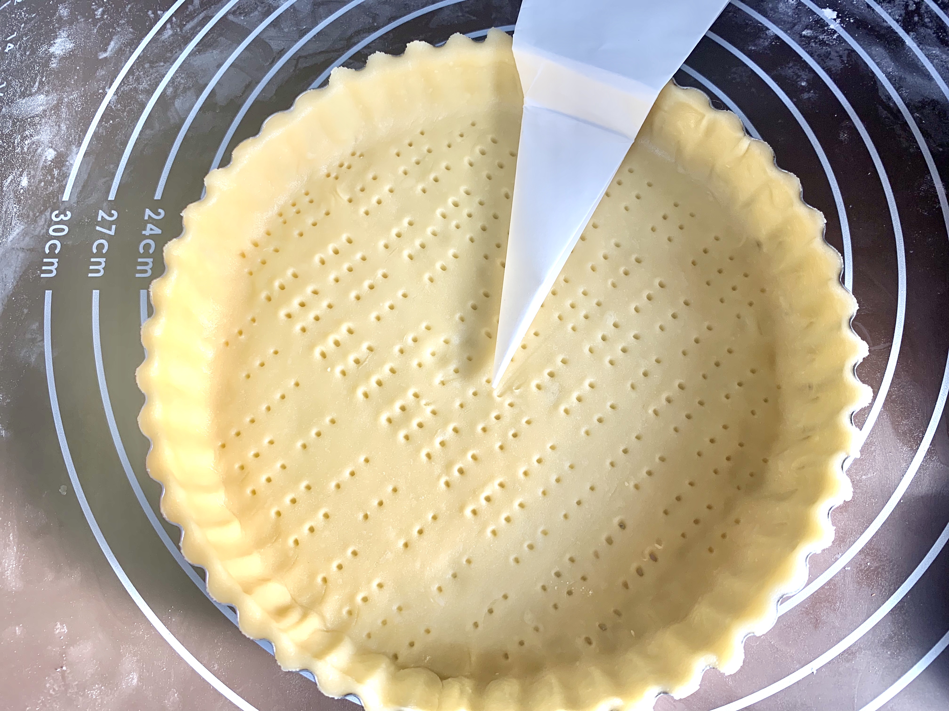 飾っておきたくなる☆たっぷりイチゴのリースタルト