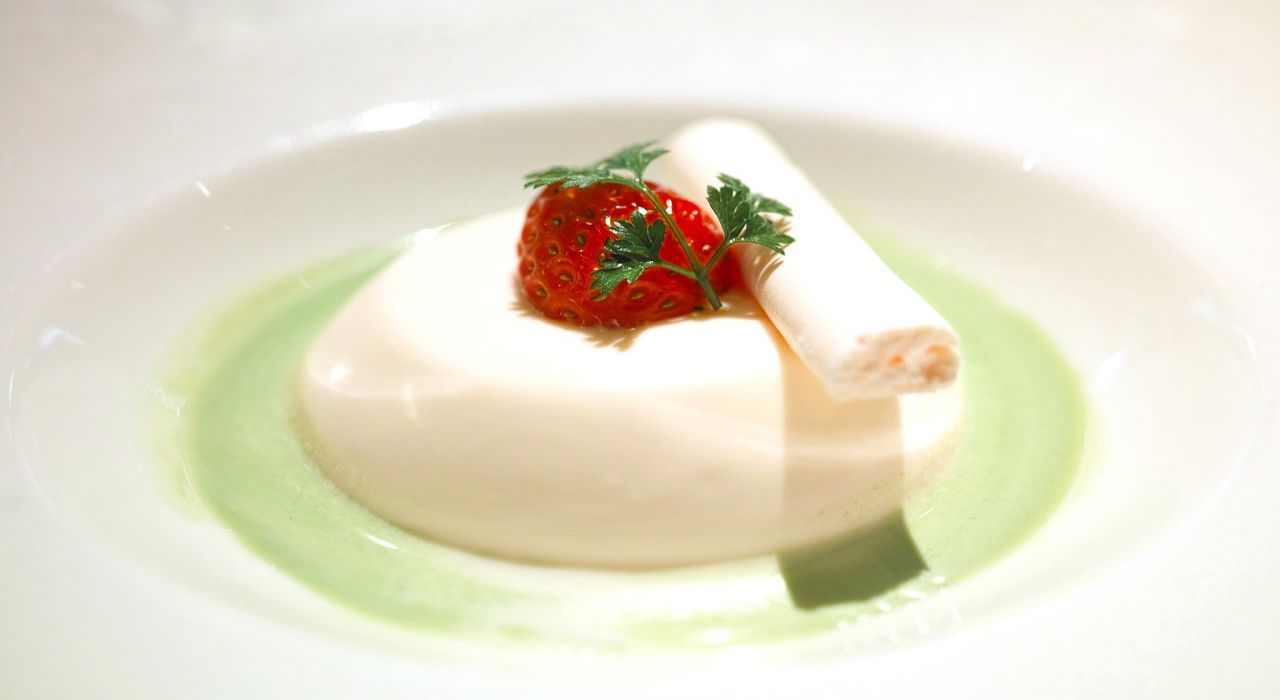 パンナコッタとそっくり「ブランマンジェ」とは？ババロアとの違いも解説 - macaroni