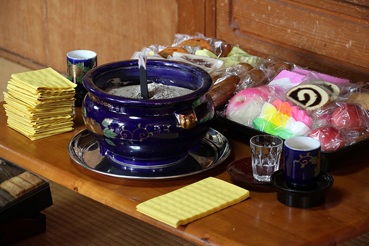 お供えの籠盛りには何を入れる？マナーや価格の目安を知り、大切な方に贈ろう小さなお葬式