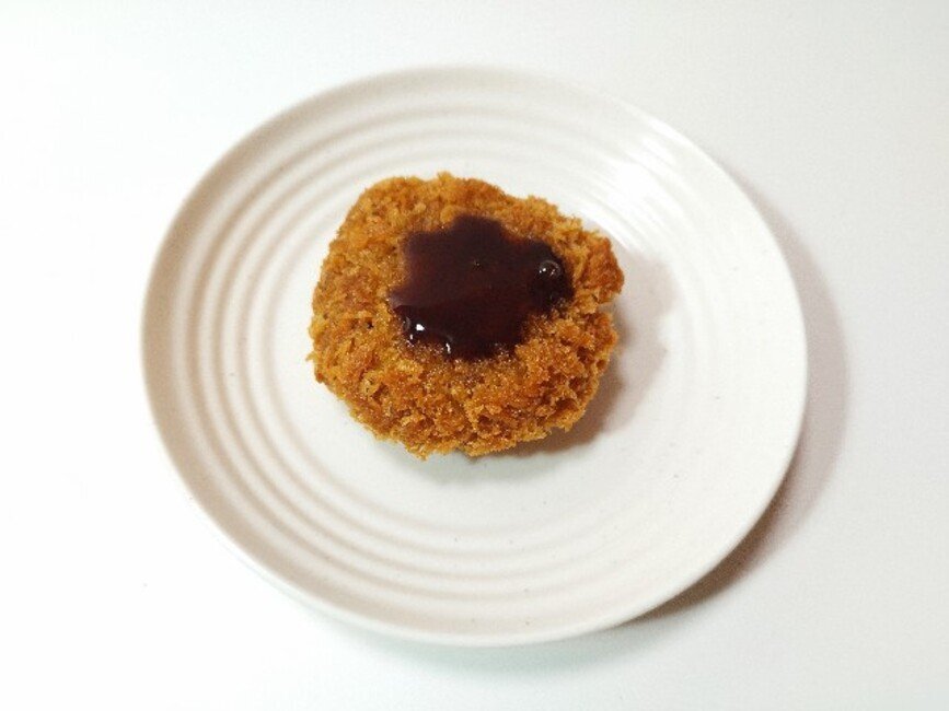 キャベツが入った鶏メンチカツのパン セブンイレブンコンビニのパン屋さん♪