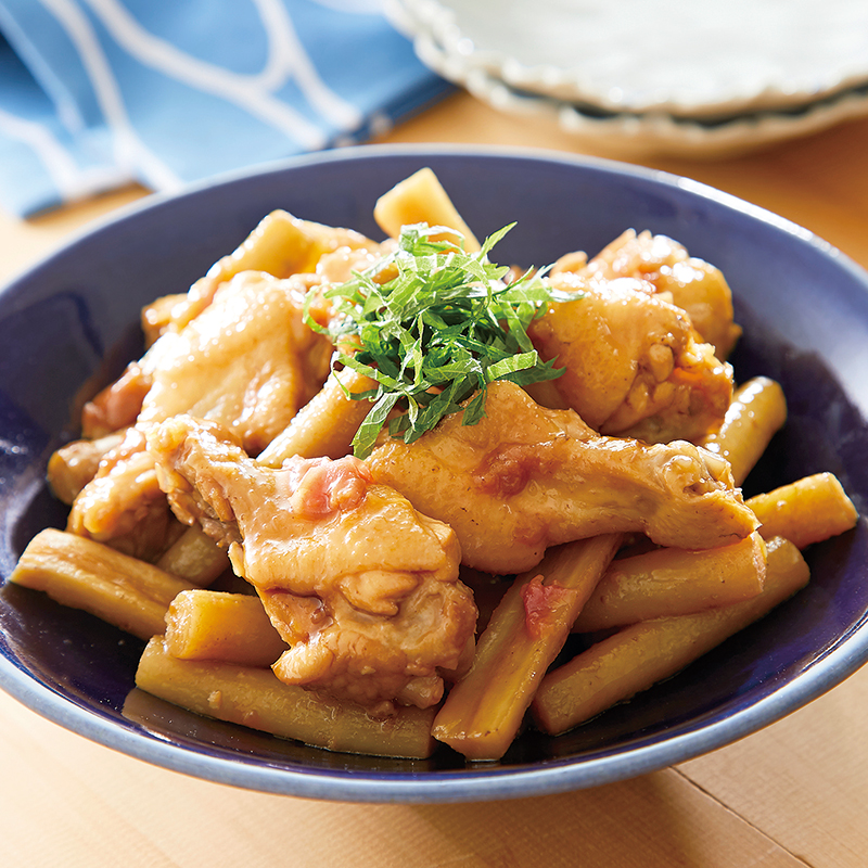 鶏とごぼうの煮物 , こってり味でご飯がすすむ！, .,材料 2人分, ごぼう 150g, 鶏もも肉 1枚, 酒 大さじ1,こんにゃく 1 2個, ごま油 大さじ1, 砂糖 大さじ2, 酒 大さじ1, みりん 大さじ2, だし汁100ml, しょうゆ 大さじ2.5, 青ねぎ 適量, .,手順 ,