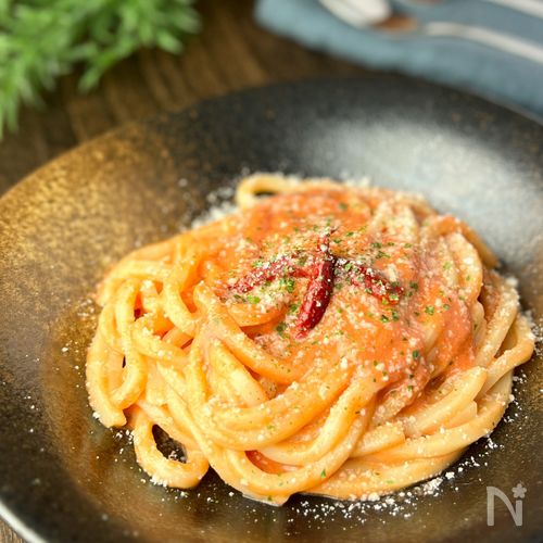 レンジで簡単！濃厚クリーミーなカルボナーラ風うどんがあっという間に完成！,めんつゆと牛乳の和風カルボソースに、にんにくの香りとたっぷりのチーズが絶妙に絡む一品。, 忙しい日のランチや夜食にもぴったり！,超絶品カルボうどん ,材料 , 冷凍うどん 1玉, めんつゆ 2倍濃縮大さじ1, 牛乳 大さじ3, にんにくチューブ 2cm, 卵 1個,粉チーズ たっぷり, 黒コショウ 適量,