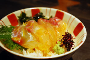 鯛めし 愛媛の郷土料理「鯛めし」の簡単レシピ 松山・今治＆宇和島の2種類をご紹介 土鍋で本場の味を簡単に作れる！ -ハピキャンキャンプ・アウトドア情報メディア