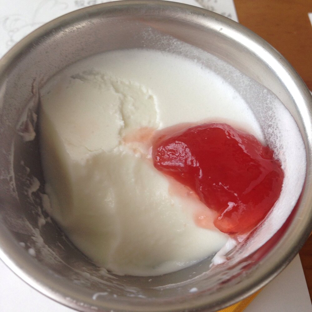 コーンスターチで固めたゼリーはこんな風にそれはそれは美しく型のエンボスの通りにぷるん！と姿を表してくれます。 型抜きも簡単。まるでお皿の上に型をそのまま置いたみたいでしょう？ ＊ 古い古いルセットのブラマンジェを再現しつつ、アーモンドを煮出す手間ひまかけ