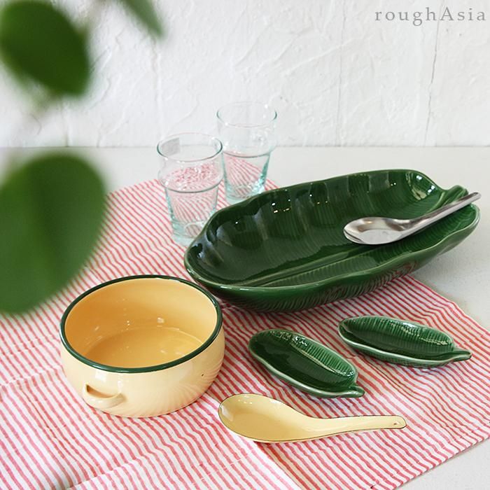 プレート バナナリーフ柄 Mサイズ 全長25.5cm グリーン 陶器製 食器 プレート リーフプレート リーフ皿 副菜 前菜 可愛い バリ島 リゾートギフト プレゼント カフェ レストラン おしゃれ キッチン雑貨 アジアン 雑貨 アジアン雑貨66809バリ島直輸入！アジアン雑貨