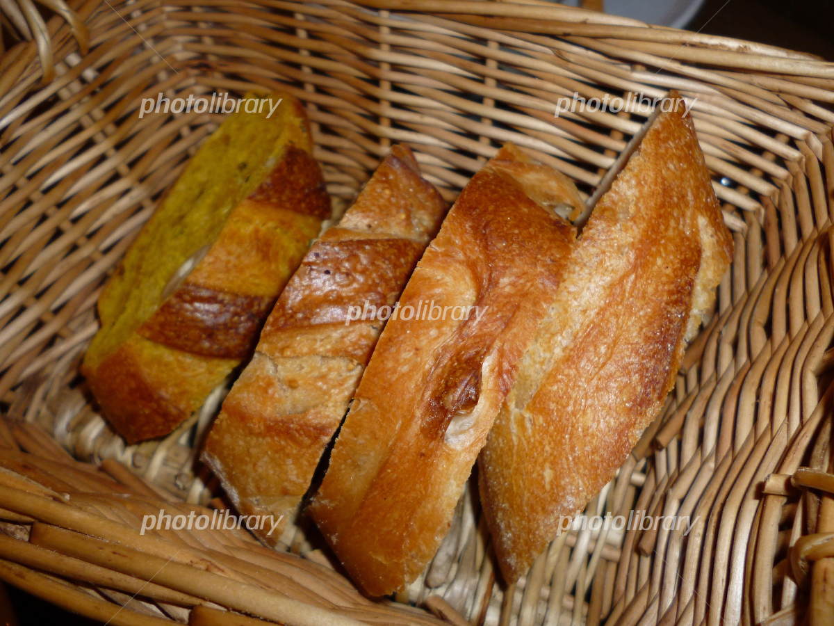 ウメノ製パンこんにちはウメノ製パンです。 毎年この時期になると登場する栗のバゲッド✨早い段階からたくさんのお問い合わせをいただきありがとうございます！ 本日から栗のバゲッドを販売しておりま〜す😁期間限定商品ですのでよろしくお願いします！Instagram