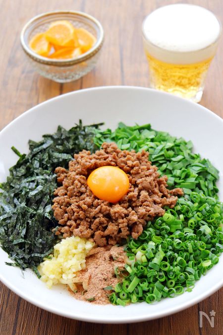 作ってみたい！」と思った方は、宜しければ「🙋🏻‍♀️」で教えてください！💕 お疲れ様です！ 熱くなってきましたね👏がっつり食べたい！でも手間をかけたくない！ そんな時にピッタリのレシピをご紹介！ 本日ご紹介するレシピは、、、 追いがつおつゆで作る「本格派