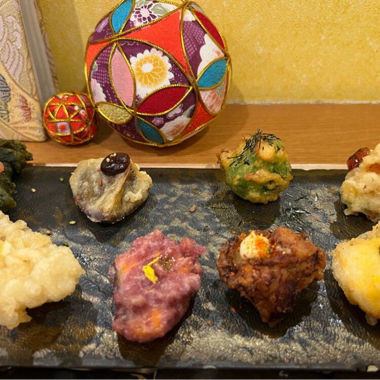 こんにちは！ 天ぷらと手まりずし都です😊 当店の天ぷらは4種類の衣を使って揚げております！食材一つ一つの相性に合う物を選び、目で見て楽しみ、味わって満足頂けるよう作っております🤤✨ 11月中旬より季節限定メニューのご紹介！✨「ごぼうの天ぷら」です