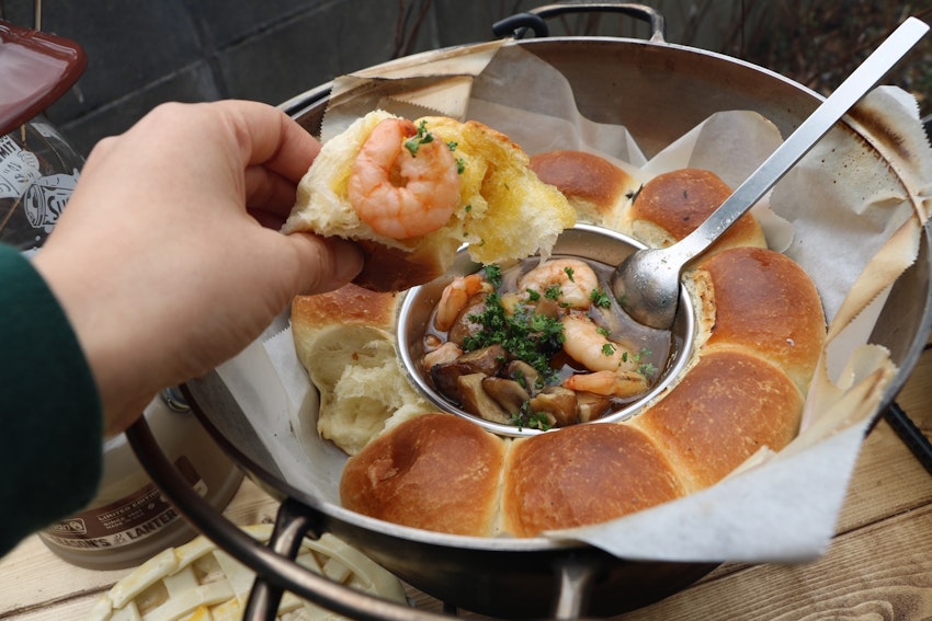 海老とマッシュルームのアヒージョでおいし〜パンを食べよう夕飯の献立はコレがお勧め！おさるの日めくり献立帖