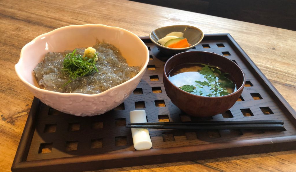 ふわっふわ幸せ！ しらす丼＆わかめ海苔スープ - YouTube