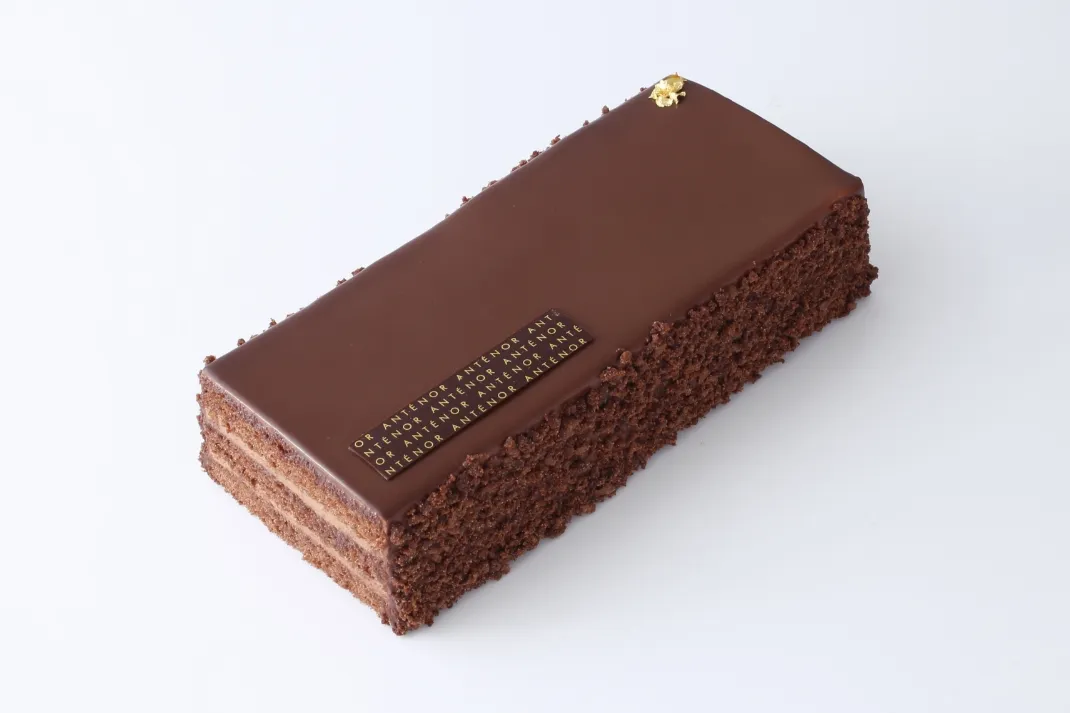 こんにちは プティフォンティーヌです🌟 －－－－－－－－－－－－－－チョコボーパリパリなチョコレートコーティングした中にムースやガナッシュなどチョコレートをふんだんに使った濃厚なチョコレートのケーキです🍫✨ 見た目も可愛くチョコレート好きな方には