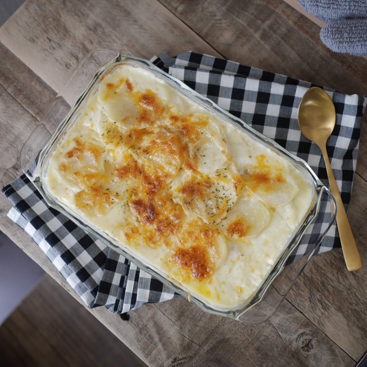 長ネギのグラタン🥘 白子とジャガイモのハーフ&ハーフ 栗原はるみさんがInstagramに載せていた長ネギのグラタンがとっても美味しそうだったので早速真似してみました🧑🏻‍🍳我が家では大きめのグラタン皿に上半分は子供用にジャガイモ、下半分は鱈の白子を並べて欲張りに