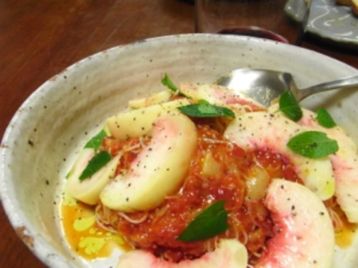 夏のご褒美は、ひんやりとした甘さの中に。, お店で出会った一皿をきっかけに、, 毎年少しずつアレンジを重ねてきた。,その香りと甘さは、夏の幸せをぎゅっと閉じ込めてくれる。, ミニトマトを合わせるときもあれば、, オリーブオイルと塩だけでシンプルに仕上げるときも。,「今年の味」は、今年の自分にちょうどいい。,旅するように料理する思い出の味,冷製パスタ桃レシピカッペリーニ