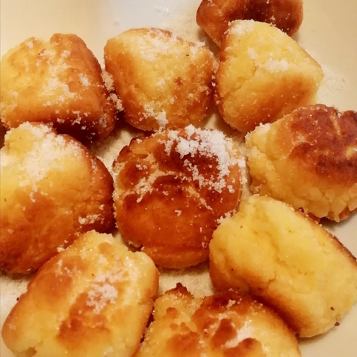 ホットケーキミックスを使った焼きドーナツˎˊ˗ 油で揚げないから とっても簡単に作れちゃうよ🍩 ~材料 6こ分・卵 1つ ・牛乳 120ml・グラニュー糖 30g甘めが好きなら40g・ホットケーキミックス 200g ・無塩バター 20g 180℃のオーブンで15分焼成🔥チョコチップや