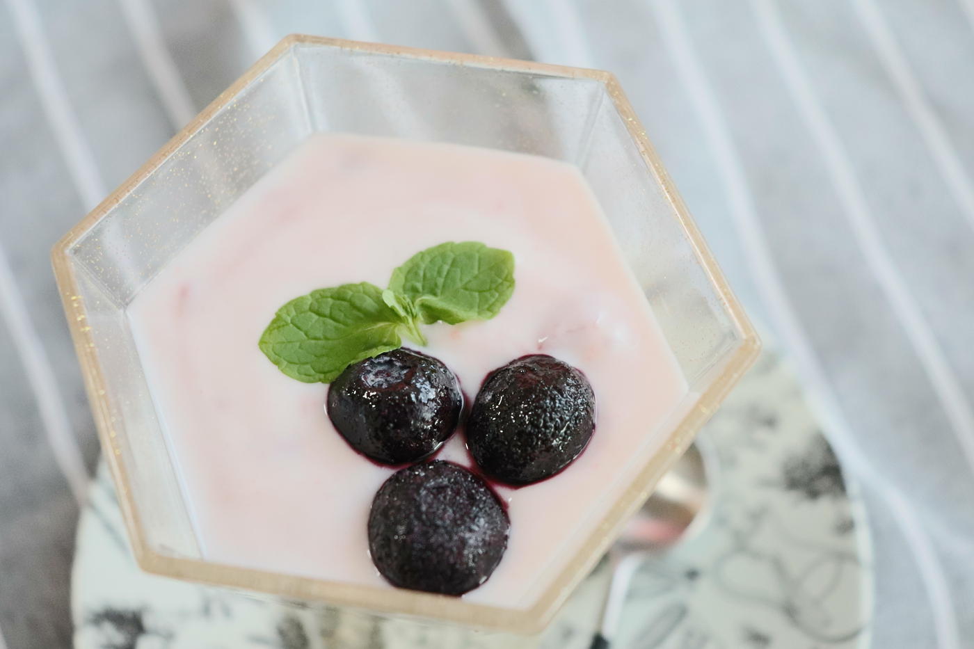 カルディ KALDI超人気デザート杏仁豆腐がお酒に♡ おいしい飲み方レシピ6選＠BAILA