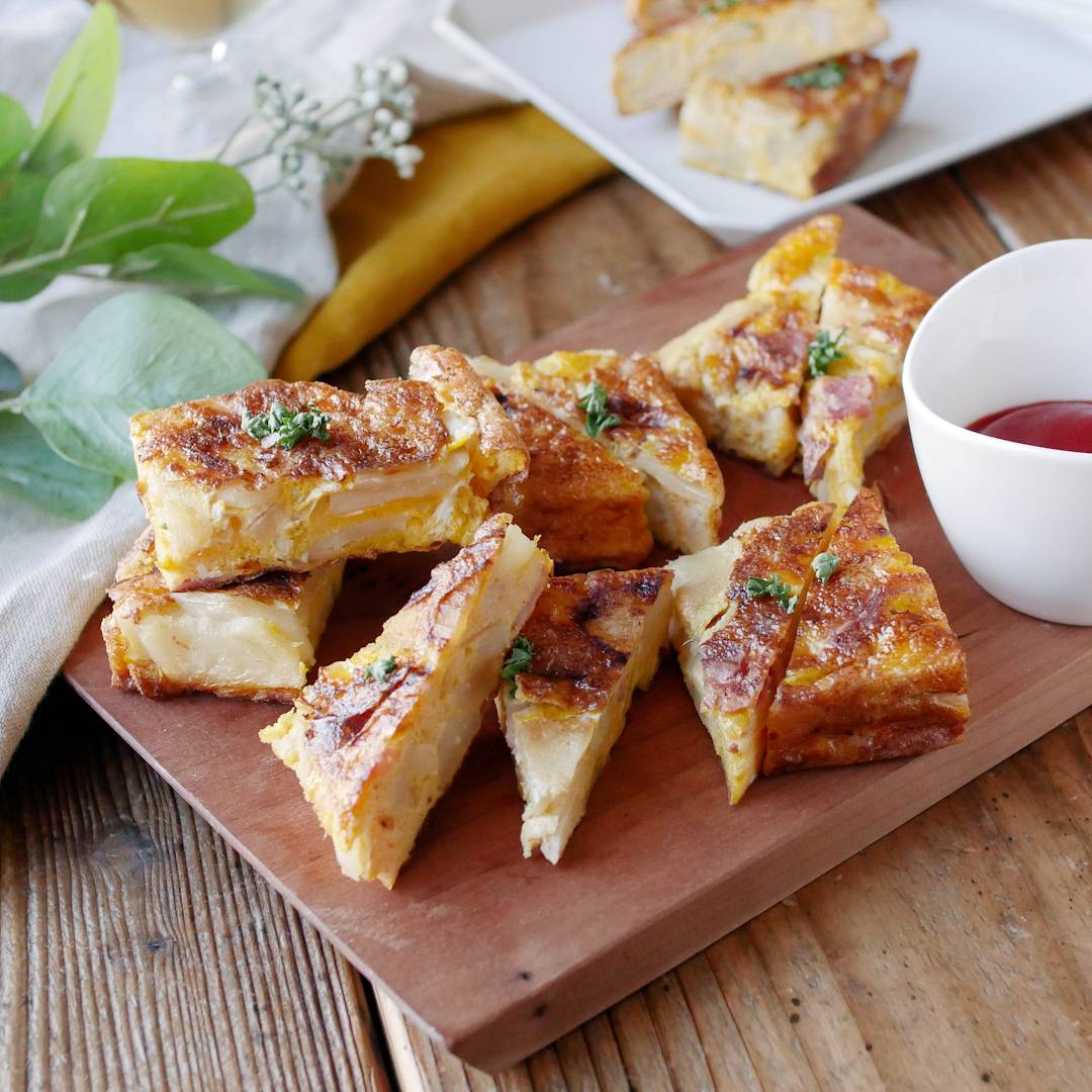 オムレツにじゃがいもを入れると最高の常備菜になります,トルティージャ の作り方👨‍🍳,マドリードにてアパートのキッチンをお借りして昼食にスペイン風オムレツを作った時のレシピです。,良かったら本編にて、いつもと違うマドリードの街並み と、ひっくり返すのを失敗した時のリカバリー方法 も一緒にお楽しみ下さい。,材料 3〜4人前 玉ねぎ