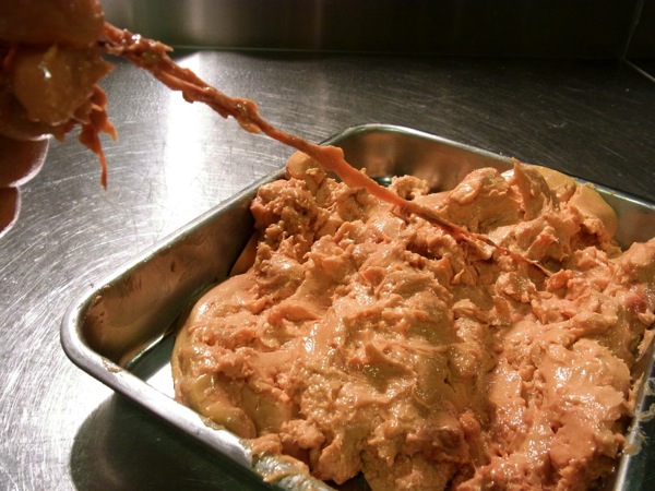 no.506フォアグラの冷製テリーヌ キャラメリゼりんご🍎とサツマイモ🍠こんばんvin no.506です 新メニューです✨ フォアグラの間にキャラメリゼしたりんご、 自然栽培のさつまいものマッシュを挟み、冷製のテリーヌに仕立てました👨‍🍳🍷 とってもワイン泥棒な