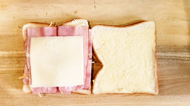 背徳の金の豚角煮ホットサンド