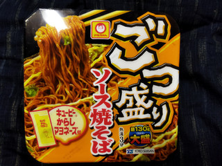 安価大盛カップ麺定番「ごつ盛り」からついに油そばが登場！「マルちゃん ごつ盛り 油そば」を実食レビュ
