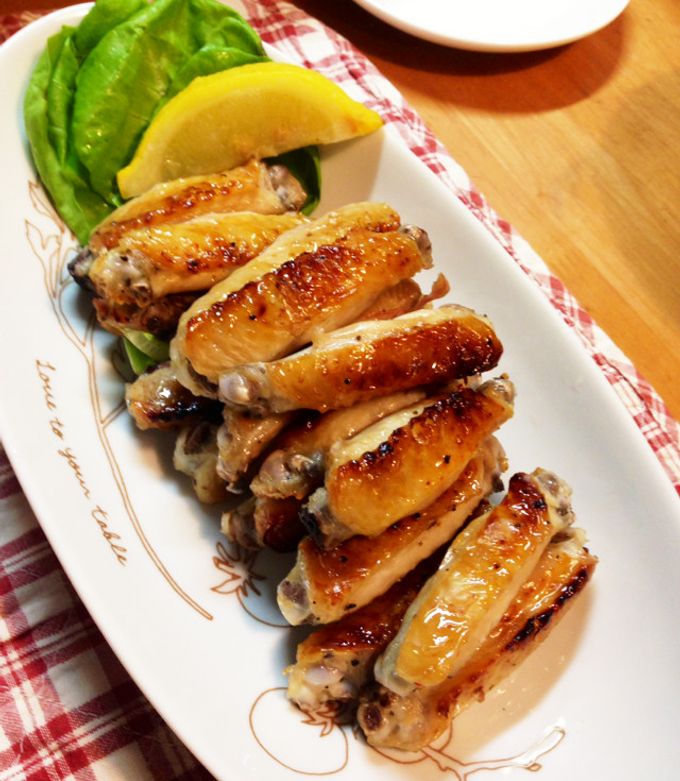 ᵕ̈𓎩 超かんたん ! 手羽中グリル🍖 トースターなので 放置しながら作れます🦥 魚焼きグリルでも◎💛 大人も一緒に食べられます🌼 子ども用に甘辛くてりやき味にしていますが個人的には醤油＋ニンニクだけで漬け込む味付けが好きです😋🌼 大人向け🍻ˎˊ˗ 食べる時はハサミ