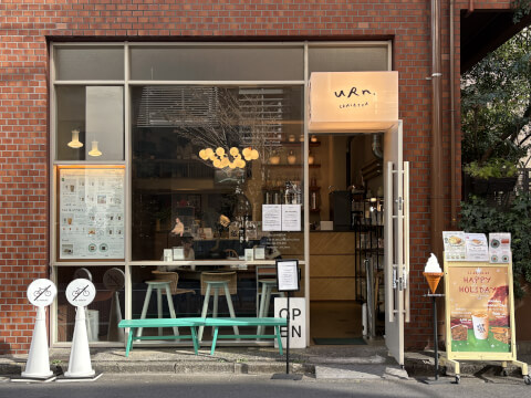 恵比寿夜カフェ 〜大人デートの秘密基地〜1. *テラスのあるシーシャカフェ&バー* 夜デートにぴったりなソファーベッドがあるテラス🤍 2.*自家製生いちごミルク* 1日20杯限定の大人気メニュー 3. *ロータスチーズケーキ* とろとろ食感の濃厚な味わい 4. *バスクチーズ