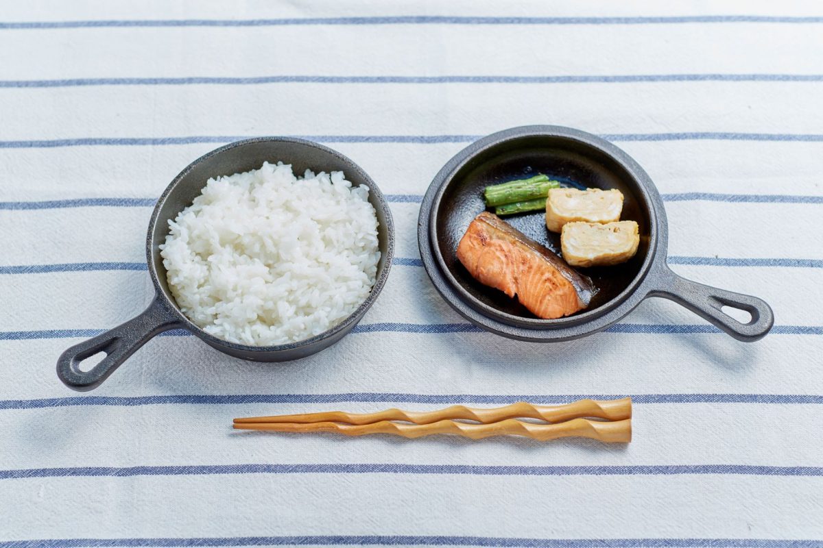 キャンプの朝食は和食 おにぎり味噌汁レシピ紹介！ うどんの活用メニューも！キャンプの朝は和食もおすすめ！ - ハピキャンキャンプ ・アウトドア情報メディア