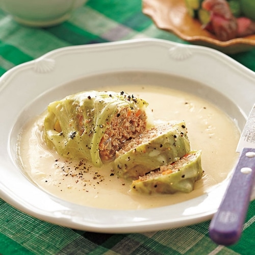 ロールキャベツ精肉バイヤーおすすめの 価格沸騰中のキャベツを使ったお買い得商品です✨✨1個90gとボリュームがあるので、メインディッシュにもピッタリ！ あっさりした味付けなので、どんなスープとも相性抜群です！ 今回はモランボンさんの「 ロールキャベツ煮込み