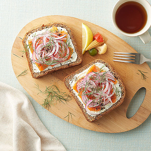 スモークサーモンとクリームチーズのサンドイッチ🐟 スモークサーモン、クリームチーズ、ハーブを効かせたマッシュポテトをトマトとキノコのマリネで爽やかに仕上げました🐟🧀🍄🥔🍅※10 1から2ヶ月 am11:00〜の数量限定メニューです。 ※ 尼ヶ坂・神の倉・名駅・庄内