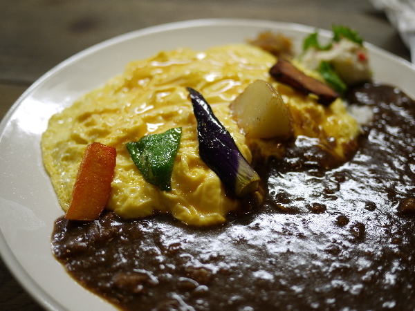 富良野駅近くの食事どころ、再訪です。7月はラベンダーの季節なので、お昼はどこも満杯、とくに富良野マルシェとか唯我独尊さんとか外人さんでごった返してる 汗並ぶのは嫌だったのこちらに来ました。 余裕で座れます。 一年前とメニューが変わりましたら単品料理が