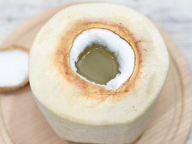 ココナッツにストローを刺して飲めるんだー！」夢を実現しようと思ったら 「私も死闘を繰り広げました」まいどなニュース