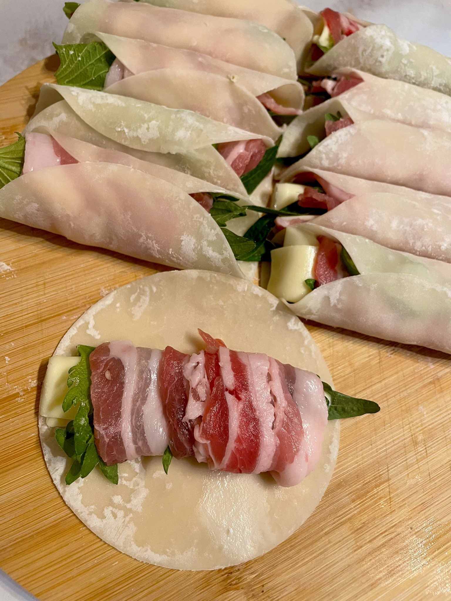 詳しいレシピ▽▽▽豚茄子棒餃子 。 爆速めちゃうま！😍包まない餃子🥟 美味しすぎて秒で完売した、豚肉と茄子棒餃子です。包まないからめっちゃラク✨冷凍できるんで作り置きストックにも◎ 餃子には酢醤油派？酢こしょう派？何つけますか？ 我が家はポン酢派です