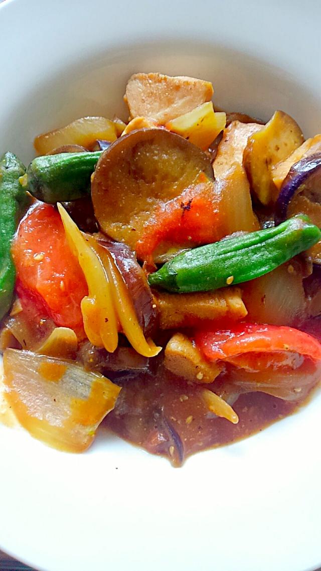 なす、パプリカ、鶏肉のトマト炒め