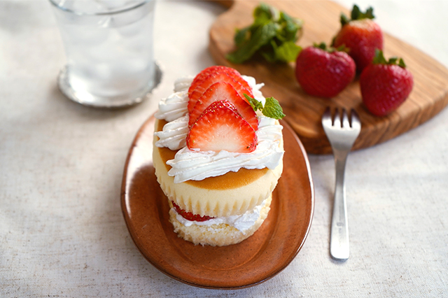 北海道チーズ蒸しケーキアレンジ7選 今回は、北海道チーズ蒸しケーキのアレンジレシピをご紹介♡ 簡単にできるアレンジもあるので、ぜひ参考にしてみてくださいね🍓表紙 @maeeeeka_ \01.いちご生クリーム @maeeeeka_ \02.ミッフィー @hinapimama___@sachi.cafe