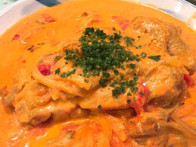 柔らかくてジューシー！ 基本のチキンのトマト煮
