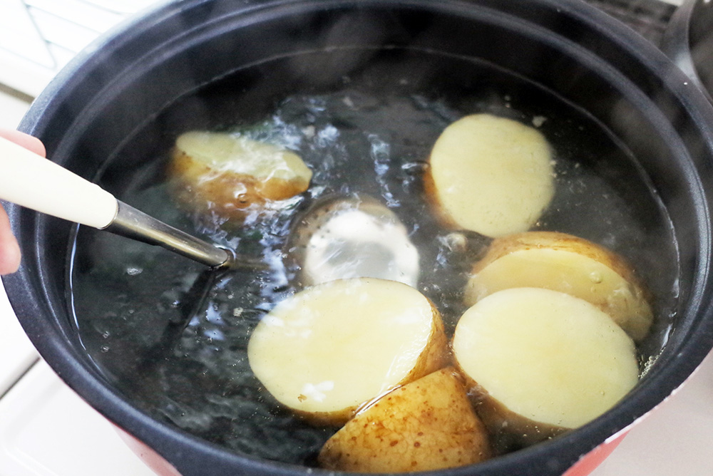 じゃがいもの茹で時間の目安は？時短する方法や茹で方も解説！食・料理オリーブオイルをひとまわし