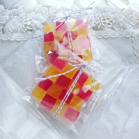 スモモジュースで作る琥珀糖