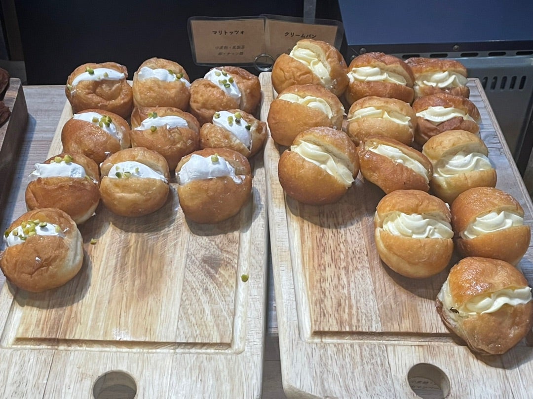 🥐リンシエメ 神戸 ハーバーランド 🍴今回注文したもの ・アサイーとサラダ1900円 ○30種類以上のパン食べ放題○20種類以上のドリンク飲み放題 30種類以上ものパン食べ放題がコスパ最強すぎた😆❤️ ドリンクも20種類以上飲み放題😮しょっぱい系のパンから甘いパンまでたくさんあって、クッキーとかラスクとか本当に色々見てるだけで楽しかった✨