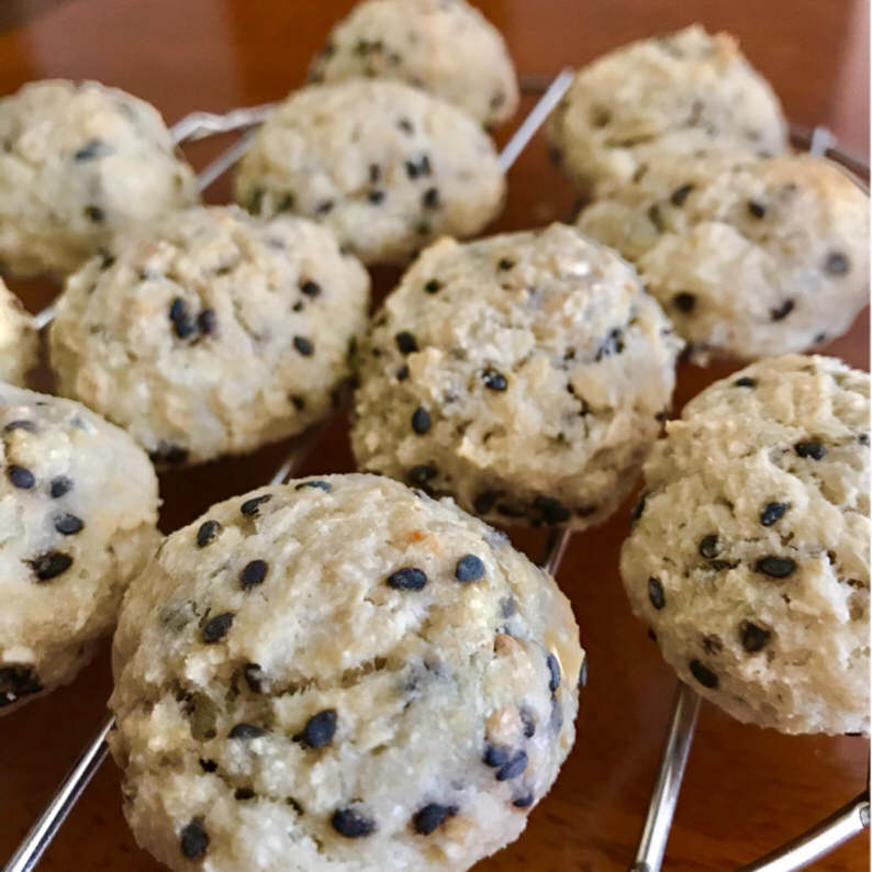 チョコチップなし？！ 米粉のチョコチップクッキー風レシピ🍪 ☑︎卵なし ☑︎小麦粉なし ☑︎バターなし ☑︎アーモンドなし チョコチップを使わない米粉のチョコチップ風クッキーレシピを ご紹介します！ ちょっとした丸め方のコツで 簡単に作れます🍪 動画載せている
