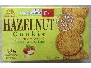今月のおすすめ🍪プラリネ＆ミルクチョコレート キャラメライズされたヘーゼルナッツの香ばしさと、ヘーゼルナッツの食感が楽しい大人気クッキー。 ———————————————————————————ベンズクッキーズベンズクッキーbenscookiesjapanプラリネヘーゼルナッツ