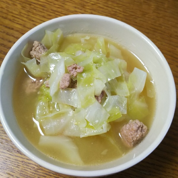 厚揚げで簡単満足！ キャベツと鶏ひき肉のみそ汁