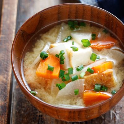 久しぶりに味噌汁のレシピをアップしました。 オクラともやしと竹輪の3つが具材。 こう見えてなかなかいい組み合わせ。 はじめに具材を炒めたり、鰹節をだし汁代わりに使ったりしています。ぜひお試しください。＊レシピ詳細はプロフィール欄の最新情報からどうぞ