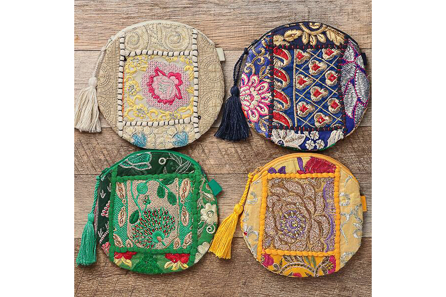 KALDI - カルディ ガンバディア ポーチ 紅茶２パック付き 新品未使用 グリーン インド刺の通販 by Lapin2カルディならラクマ